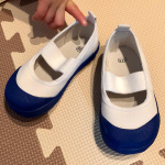 ヒラキの上履き.ヒラキの上履きは子どもの足に優しい設計。0.5cmきざみのサイズ展開だから、ジャストサイズが見つけやすいし、急なサイズ変化にも対応できる♪つま先ゆったり・幅広設計でどん&hellip;のInstagram画像