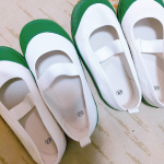 上の子も下の子も小学校、幼稚園が始まり2ヶ月が経ちました〜✨.ずっと使っていた上靴が汚くてサイズアウトしたのでショッピングモールに買いに行ったのですが&hellip;。.履かせられないのでそのまま買&hellip;のInstagram画像