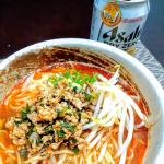 無性に辛い物が食べたくなる時ないですか？😆.今日のランチがまさにその時で、こちらをいただきました❗.名古屋名物台湾ラーメン！お水がいらない台湾ラーメン🍜...なべや&hellip;のInstagram画像