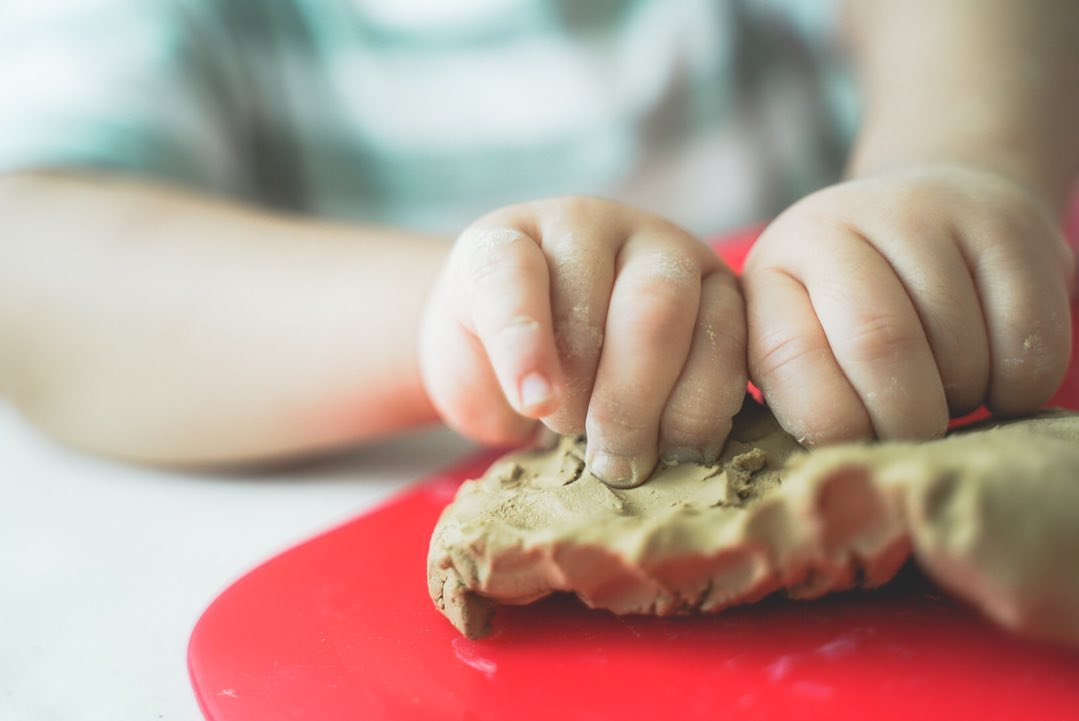 口コミ投稿：ただの粘土遊びじゃないよ！オーブンで陶器が作れるよ✨最初はゆづにだけやらせてたん…