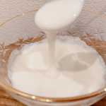 37個め✨ホームメイド・ヴィーリが当選😊牛乳にヴィーリ菌を入れて、25℃の部屋に24時間置くと、、牛乳がプリン用に固まるんです😊かき混ぜると、、よく伸びます😲🥛❣️冷やしてから食べてみると、、、ま&hellip;のInstagram画像