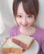 大好きな八天堂さん @hattendo_official の食パン。今日のお昼ご飯にいただきました。プレーンはちょっと焼いてバターを塗って食べるのが、チョコはちょっと温めて中のチョコを&hellip;のInstagram画像