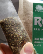 フォロワーさんに愛飲者も多い、タイガールイボスティのペットボトル用水出しの生葉タイプ💕500ml用なんやけどあえて1000mlで出してみた。タイガーさんのって、袋が丈夫です&hellip;のInstagram画像
