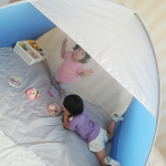 【おうちでキャンプごっこ】﻿﻿﻿簡単なシェード（テント）を﻿家の中で開いて﻿キャンプごっこをすることが﻿あります﻿﻿﻿ごはんもお弁当箱に詰めて﻿気分を盛り上げる&hellip;のInstagram画像