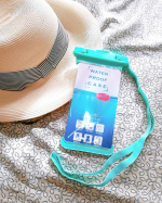 オウルテックさんのスマホ用防水ケース✨プールや海、お家のお風呂タイムまで⁉️水のあるところで活躍してくれます。しかも普通にフリック入力出来たり、いじれるからびっくり！夫に試してもら&hellip;のInstagram画像