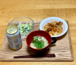 #パクチーマッスル餃子#こてっちゃん花椒@sinei_gyoza 蒸し蒸しさっぱりしない日にはスパイスで爽やかに晩酌しましょう。鶏ガラ、パクチー、ラー油でチンの餃子とこてっ&hellip;のInstagram画像