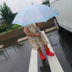 【こどももママもご機嫌なレインブーツ】﻿﻿﻿こどもって長靴大好きですよね﻿非日常感がいいのかな﻿﻿﻿我が家の3才次女さんも﻿長靴大好き女子です👧﻿﻿﻿でも、&hellip;のInstagram画像