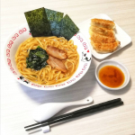 なべやき屋キンレイ(@kinrei_fan)様のお水がいらない横浜家系ラーメンをご紹介致します✩*⋆.スープと麺と具が一つに冷凍されているので、そのままお鍋に入れて温めるだけで食べられるラーメ&hellip;のInstagram画像