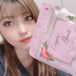 ちょっと前にお試ししてみました🌹✨.このオシャレなパッケージは、なんとクレンジング！しかも個包装で冷凍保存！珍しくて惹かれちゃった❤.使うちょっと前に冷凍庫から出して、肌に濡れるくらい&hellip;のInstagram画像