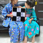 「クノイチになってシュリケン投げるやつやりたい〜！」と、次女が突然騒ぎ出しました😅.え〜〜💦くノ一の衣装なんてないし〜😂💦..浴衣でごまかしました&hearts;..ゴキゲンでニ&hellip;のInstagram画像