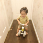 長男が着てた、BurberryのTシャツがぴったりになってきた🥰お洋服もおもちゃもなんでもお下がりな次男の宿命。。。。🙄笑...でも、 @ides_official のディーバイクは僕&hellip;のInstagram画像