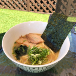 手軽でとってもおいしい「お水がいらない　横浜家系ラーメン」お庭でいただきました🍜１、スープも具材（ほうれん草・チャーシュー）も全部冷凍され１つになってます２、冷凍のままお鍋へ３、完&hellip;のInstagram画像