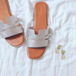 ..﻿シルバーのフラットサンダルが欲しくて欲しくて！﻿﻿ヒラキのプチプラサンダルをゲット❤️﻿﻿履き心地良すぎる〜！﻿﻿これで1,380円+税﻿﻿色違いも揃えた&hellip;のInstagram画像