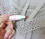 ファスナーすべりペンってご存知ですか？久しぶりに下ろしたワンピースやスカートのファスナーの動きが鈍いことって多々ありません？.ファスナーすべりペンは、そんか開閉しにくいファスナーに塗るだけ&hellip;のInstagram画像