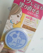 メイクの上から塗り直せるUVカットフェイスパウダー&hearts;️マスクに安心して、UVケアが甘くなりがちな最近。UVクリームはさすがにマスクつけるとベタベタになるしで、、、これはメイクの上からポンポンと軽く&hellip;のInstagram画像