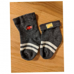 #保育園の名前付け って、持ち物全部に付けないといけないけど、この靴下！！！靴下にはタグついてないから直接靴下に名前書かないとあかんのに、黒い靴下だから#お名前スタンプ 押しても見&hellip;のInstagram画像