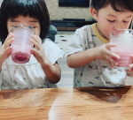 モリママの赤い青汁🍓✩&deg;｡⋆♡*&deg;.子供の栄養って心配･･･特にうちの子は野菜嫌い🍆🍅🌽.保存料・着色料無添加人工甘味料不使用で子供には安心♡.美味しいと完飲してま&hellip;のInstagram画像
