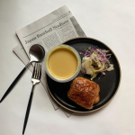 🏠ouchi﻿﻿﻿家にあったパンとカット野菜と﻿スープを乗っけただけカフェ風ランチ🍽笑﻿﻿スープは、めっちゃ美味しいのに﻿レンジで1分チンするだけ！﻿めんどくさがりの強&hellip;のInstagram画像