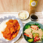 2020年7月31日今日の夜ごはんチキントマト🍅スパイシーカレー🍛もずく酢　酢キャベツ　サラダ🥗です。やっと梅雨あけしました。蒸し暑い🥵💦から暑い😵😵日が続きますね。夏バテ&hellip;のInstagram画像