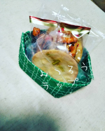 みつろうラップ☆初めて手芸屋さんで見たとき❓❓❓なんだろうと。。。アイロンでみつろうを布に染み込ませて作るラップ🎵洗えて繰り返し使えお皿のふたや野菜やお菓子も&hellip;のInstagram画像