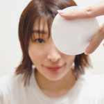 これ、なーんだ😁？⠀(正解は&hellip;スワイプしてね👉)⠀⠀朝起き抜けにこれのポコポコしてる面で拭き拭きするだけで、洗顔とピーリング、裏面をなじませるか軽くパックすると化粧水と美容液まで完了しちゃ&hellip;のInstagram画像