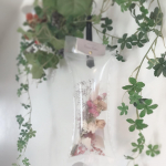 玄関に飾ってるドライフラワー🥰💕...初めて見た、新しいお花を飾るスタイルに一目惚れ😳💕..ドライフラワーがバルーンにはいっているので、ポロポロ落ちずにずっと椅&hellip;のInstagram画像