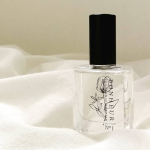 ・Botanicfolk Fregrance Herbier精油由来の香水。やさしく包み込んでくれる香りのお守り。香りは、なりたい私を叶える3種類のうちの「ボヌール（幸せ）」。&hellip;のInstagram画像