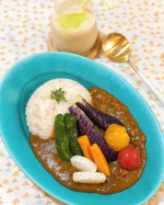 *。LOHACO様 @lohaco.jp より頂いた【 レンジでぱぱっと野菜と牛肉カレー 】を用いて🥕🍅🍆 ベジダブルカレー🥕🍅🍆ランチ🥄冷蔵庫の野菜を素揚げしてカラフルトッピング&hellip;のInstagram画像