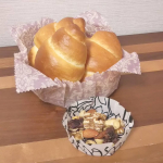 手作りロールパンを手作りみつろうラップにのせて朝ごはん。使い捨てないみつろうラップ作ってみたら便利で可愛い！手の温度で柔らかくなるからどんな形にもなってラップにも器にも色々使えるし水洗いもＯＫ。&hellip;のInstagram画像