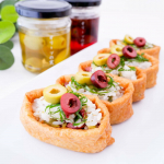 オリーブとしそのいなり寿司＊ギリシャ産の手作業で丁寧に収穫されたオリーブの実。柔らかくて奥深い味わいのブラックオリーブとスッキリとした味わいの熟す前の青いオリーブ。丁寧に種&hellip;のInstagram画像