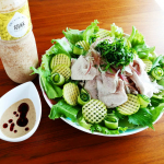 豚しゃぶサラダ&hearts;暑い夏の疲労回復にビタミンBたっぷりの豚肉と胡麻。緑の野菜と薬味いっぱいのサラダです。ロハコの胡麻ドレッシングは、胡麻の味と風味がマイルドで、ちょっぴり&hellip;のInstagram画像