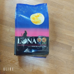 普段のドライを食べてくれなくなってしまったのでウェットだけではバランスがよくないと( &bull;̀ㅁ&bull;́;)他のドライを探していたところ、これは小粒で食べやすいのと、開ける前から興味津々で😋、開けたら瞬間から&hellip;のInstagram画像