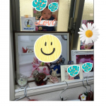 前作った写真入りマグネットを母にプレゼントしたら、孫コーナーに貼ってくれてました❣️..マグネットなのに磁石張り付かないとこにテープで貼ってた🥰.pic1.新生児のときの写真の横にある&hellip;のInstagram画像