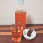 オーガニックのルイボスティー、ペットボトルの水出し用が簡単でコスパいい！細長いメッシュバッグ挟んでキャップしめても破れなかった。特有の香りと清涼感しっかりあって苦味や渋味はほとんどないし、ルイ&hellip;のInstagram画像