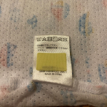 洋服のタグにぺたっと貼るだけのタグペタラベル使ってみました！保育園に通う子どもの服には、名前が不可欠。でも書く場所に悩む💦貰いものの服だと、もうすでに名前が書いてあったりして、より書く場所&hellip;のInstagram画像