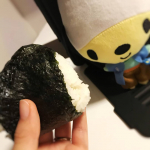 大好きな塩おむすびと🍙おこめ券の看板わんこ？！おこめケンも一緒にパシャリ📷&hearts;ちょっとおドジだけど、礼儀正しい身長40cmのお侍さんなんですって🐕✨可愛くてイラストも描いてしまっ&hellip;のInstagram画像