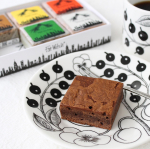 .パケ買いしたくなっちゃう可愛さ♡和風テイストのセット.宗像堂さんの黒糖のカルトカールで黒糖&times;コーヒーの美味しさを知ってしまったので黒糖ブラウニーはすかさずコーヒーと☕️♡&hellip;のInstagram画像