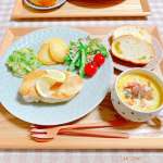 ✩࿐⋆*𝕋𝕠𝕕𝕒𝕪'𝕤 𝕕𝕚𝕟𝕟𝕖𝕣 ☽⋆゜︙｡.୨୧⌒⌒⌒⌒⌒⌒⌒⌒⌒⌒⌒⌒⌒⌒⌒⌒୨୧.｡❁チキンのレモンバターソテー❁じゃがいものソテー❁キャベツのソテー❁付け合わせ&hellip;のInstagram画像