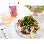 ..カツオのたたきサラダ♪レモンも添えて薬味たっぷり！カルパッチョ風でいただきました☺︎ドレッシングはオリーブオイル＋ポン酢のシンプル味で🌻...そしてそのお供には&hellip;のInstagram画像