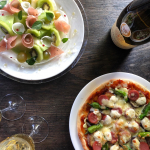 いただいたスパークリングワインで乾杯🍾フルーツ＆生ハムのマリネ・ピザで楽しみます🥂上品な泡立ち、フルーティな香り、爽やかな酸味に後味すっきりな辛口🍾泡まで美味しい〜って感じ🥂&hellip;のInstagram画像