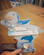 お休みの日にパパと工作。ぴょんぴょんペンギンできてました☺︎#からくり #からくりのタネ #自由研究 #夏休み工作 #銀鳥産業 #monipla #gincho_fanのInstagram画像