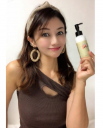 こんばんは🌇.今日も一日お疲れ様でした😊最近の猛暑、紫外線、太陽熱で髪の毛がパサパサになってきていて困ってたら、良い洗い流さないタイプのトリートメントを見つけました😊.美容室専&hellip;のInstagram画像