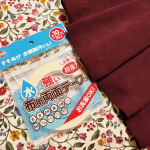 祖母の手づくりで母のお下がりの愛用ミモレ丈スカート🥰最近、裾の一部のほつれが気になっていて手縫いしなきゃな〜と思ってたのてすが素敵な便利アイテムを発見✨お洗濯も大丈夫な細めの両面テープ&hellip;のInstagram画像