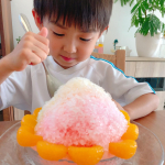 𓅭🍧��暑い夏はやっぱりコレ🍧�が食べたくなっちゃいます✨✨�たまにはいつもより豪華に�レインボーかき氷🍧�なんてどうですか🤗❤️？��かき氷の中にバニラアイスを入れて�周りにミカン&hellip;のInstagram画像