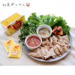 ..簡単パーティー料理！ポッサム🐷♡.サニーレタスや大葉に、かいわれ大根と紅茶で茹でた豚バラ、キムチをのせて好きなタレを少し。くるくる巻いて大きな口でがぶっと！口いっぱい幸せで&hellip;のInstagram画像