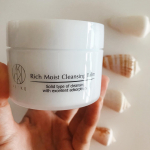 AKIKOリッチモイストクレンジングバームをお試し頂きました。早速使わせて頂きました。☆特徴:【汚れを落としながらしっかり保湿するクレンジング】☆見た目は硬いバームですが、お肌に塗ると体温でオ&hellip;のInstagram画像