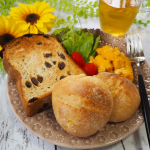 先日の朝ごパン♡.テーブルコーデを見ると分かるちょっと前に食べた朝ごはん🥖🍞(笑)..北海道コーンのふんわりプチパンと石窯レーズン食パン◡̈*.。.どちらもイーストフードや&hellip;のInstagram画像