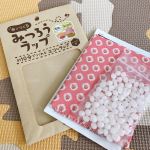 気になっていた‪‪☺︎‬みつろうラップ‪‪☺︎‬をつくってみましたˊᵕˋ作り方はとっても簡単♪♪つぶつぶのみつろうをアイロンで溶かして完成〜🙌✨抗菌・保湿作用があるので、包んだ&hellip;のInstagram画像