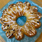 【シナモンロール】大型パン。レーズンを使ってパンを作ろう❣️と思い何にしようかな〜&hellip;&hellip;&hellip;くるみがある。スライスアーモンドもある。シナモンロー&hellip;のInstagram画像