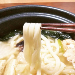 アルミ容器の冷凍うどんはIHだと食べれないけどこれは助かるー、小鍋にポンして加熱オンしてほったらかしで完成！何のちょい足しもしないでこの感じ、1人ランチならこれだけでじゅうぶん。なかなか自分だけの&hellip;のInstagram画像